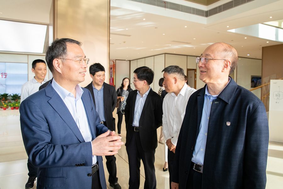 1619745964694466escN.jpg 董事長交流近景或特寫3(1).jpg